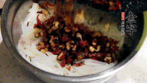 在蒸盤中鋪上油紙，鋪好食材后壓一壓，蒸箱中蒸30分鐘即可。（蒸好的蘿卜糕切成厚片，用少量油煎一下，撒點蔥花口味更好。）