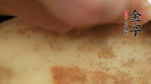 金字香腸切片，藕去皮切薄片備用。