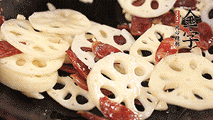 依次下香腸片、藕片翻炒均勻，加適量清水燜熟。