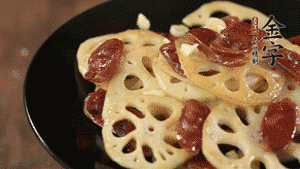 出鍋前加少許鹽調(diào)味，撒上蔥花即可。