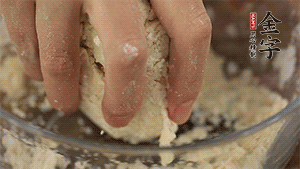 揉勻成光滑的面團后，醒發(fā)半小時。