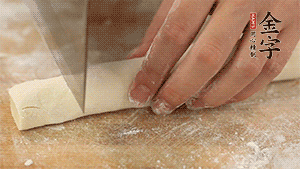 均勻切段后搓成長條狀，繞到香腸上，以紅豆點綴眼睛。