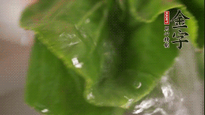 小青菜從根部掰開(kāi)，分別洗凈。