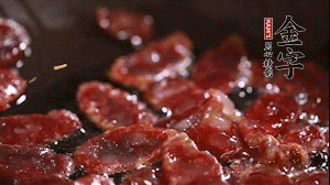 鍋中油7成熱時(shí)，香腸片翻炒均勻，然后依順序加胡蘿卜絲、小青菜、面條。