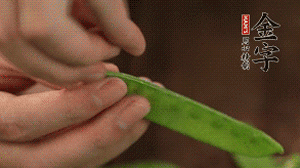 荷蘭豆去掉兩端老筋，洗凈備用。