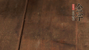 小玉米洗凈，對(duì)切。