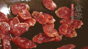 鍋中油7成熱時(shí)，，先放香腸煸香，再放荷蘭豆、小玉米均勻翻炒。（可淋點(diǎn)料酒或清水讓香腸口感軟一些）