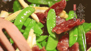 出鍋前加少許鹽調(diào)味就可以啦！