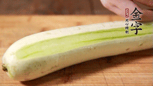 絲瓜去皮，切成1cm厚的小圈。