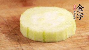 將香腸片鋪到絲瓜圈上。