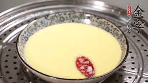 將香腸片均勻鋪上，繼續(xù)蒸6分鐘。