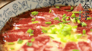 出鍋前淋上少許生抽、香油調(diào)味，撒上蔥花就可以了。