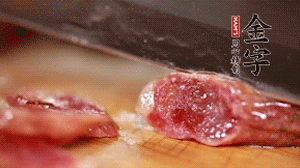 金字香腸蒸或煮至7成熟，切成片備用。