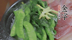 燜好的米飯開(kāi)蓋，放入菜心、荷蘭豆，澆上調(diào)味汁拌勻。