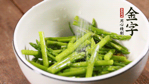 將調(diào)料放入準(zhǔn)備好的食材中，攪拌均勻。