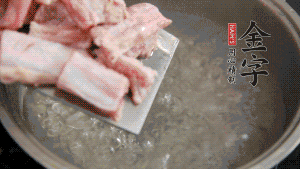 剁成塊狀的排骨洗凈，放入沸騰的鍋中，加姜片汆燙，2分鐘后撈出備用。