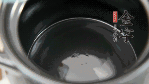 依次把排骨、玉米、蓮藕、荸薺放入砂鍋中。（根據(jù)食材的難易熟度放置，難熟的放下面，其他湯品也是一樣。）