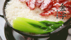 5分鐘后，在鍋邊用勺子淋一圈少少的油。打雞蛋，放青菜，把調(diào)好的醬汁倒入。（在米飯周圍用小勺沿著鍋邊淋上一圈油，是為了吃到地道的鍋巴。這個過程可以稍微轉(zhuǎn)動下鍋，使四壁受熱均勻。）