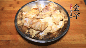 筍干冷水泡發(fā)至軟，切成小段，生姜切成片備用。