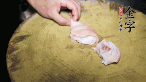 新鮮豬蹄切成塊狀，冷水入鍋，加姜片、黃酒汆燙3分鐘，出鍋后洗凈。（要先將豬蹄的蹄甲和毛處理干凈，如果有毛扎扎的感覺(jué)，非常影響口感。大火燒開(kāi)后，撇去血沫，要多撇幾遍至干凈，這樣才可使湯色更鮮亮、清淡不油膩。）