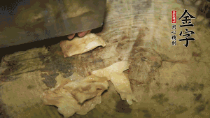 加適量溫水淹沒(méi)食材，大火燉至水沸后再小火慢燉1小時(shí)，出鍋前10分鐘加枸杞。（焯過(guò)水后的豬蹄不應(yīng)再用涼水，用溫水燉煮更容易軟爛。也可以用高壓鍋或者有煲湯功能的電飯煲，省時(shí)又便于入味。）