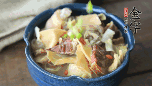 加翠綠的蔥花點(diǎn)綴一下就可以啦。