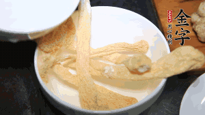 竹蓀淡鹽水泡發(fā)后，剪去菌蓋頭（封閉的一端），切成小段。生姜切片，蔥切段備用。