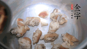 煎至兩面略金黃時(shí)，加適量熱水燉至奶白。