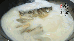 然后加竹蓀段、姜片、枸杞、火腿片，以少量鹽、黃酒調(diào)味，大火燉煮10分鐘。