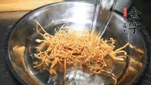 蟲草花用涼水浸泡10分鐘，干香菇溫水泡發(fā)至軟去蒂備用。蓮子、紅棗也可一同清洗干凈。