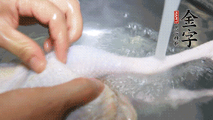 土雞處理干凈。（如果買不到土雞，一般的雞也是可以的，不過需要汆水。溫水下鍋汆燙7分鐘左右，汆燙時需要適時翻動。汆燙雞肉是為了去掉生腥味，也是一次徹底清潔的過程，可以使燉出的湯清爽而不渾濁，鮮香而無異味）