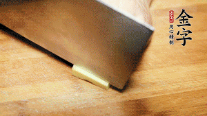 將雞、生姜片、火腿片放入砂鍋中，注入清水淹沒雞身。（燉湯最適宜冷水下鍋，隨著水溫的慢慢升高，原料會充分釋放出營養(yǎng)。）