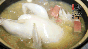 煮沸時加入蟲草花、香菇、紅棗，以料酒調(diào)味繼續(xù)小火燉煮1小時左右。