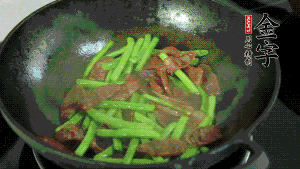 然后再加入鮮蓮子一起翻炒，至熟后加少許鹽調(diào)味就可以了。