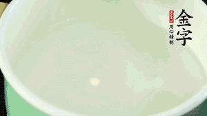 鍋中盛涼水，放入汆燙好的鴿子、火腿片、生姜片。