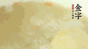 然后再放紅棗、枸杞，調(diào)和湯品味道，小火燉煮1小時(shí)。