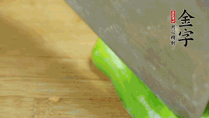 大蒜切成小段，青椒去籽滾刀切成塊。