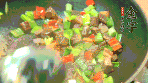 熱油起鍋，依次加入青椒塊、牛肉、大蒜煸炒均勻。