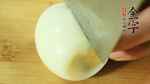 煮面條的同時(shí)把雞蛋煮好。