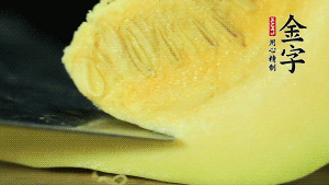 胡蘿卜切滾刀塊，小南瓜取一半去籽去皮切塊備用。