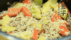 加入切好的胡蘿卜塊和南瓜塊、鹵牛肉塊攪拌均勻。放入電飯煲，按“煮飯模式”。