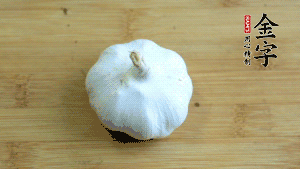 大蒜切成蒜末。（先把大蒜拍扁后，再切碎會(huì)容易很多。）