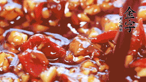 加入蒜末后攪拌均勻，讓每一種味道更加融合。(這個(gè)醬汁是不是看起來很誘人啊^_^)