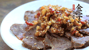 最后把醬汁淋到牛肉上即可，撒上芝麻、香菜。也可以把牛肉和醬汁攪拌均勻，讓牛肉與醬汁更加入味。