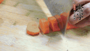 食材洗凈后，胡蘿卜切成塊，鮮香菇切成十字花刀備用。