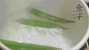 在煮面湯時(shí)，就可以做其他步驟了。比如把秋葵汆水，橫切成星星造型；雞蛋煮熟，切成兩半；黃瓜切成絲。