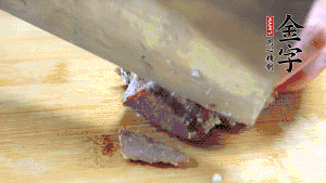 金字鹵牛肉打開包裝，把牛肉切成片狀。（眼見為實(shí)，用一整塊牛肉鹵制的鹵牛肉哦，牛肉的香氣感覺撲鼻而來有木有！?。。?>
					</div>
					<span>步驟 6/7</span>
					<p>金字鹵牛肉打開包裝，把牛肉切成片狀。（眼見為實(shí)，用一整塊牛肉鹵制的鹵牛肉哦，牛肉的香氣感覺撲鼻而來有木有?。。。?/p>
				</li><li>
					<div   id=