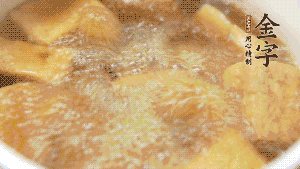 另起一個(gè)湯鍋，倒入適量清水，加入炸好的豆腐塊。待水沸騰后，加入臘肉，用生抽、料酒、火腿高湯調(diào)味。燉煮至臘肉熟透，加辣椒圈增加點(diǎn)辣味。（調(diào)料可以根據(jù)個(gè)人口味適當(dāng)調(diào)整，火腿高湯能夠讓湯汁更加層次豐富。）