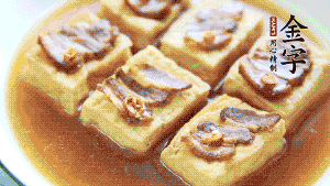 裝盤時(shí)，撒上蔥花裝飾。