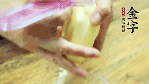 將食材洗凈，茄子、土豆切滾刀塊。